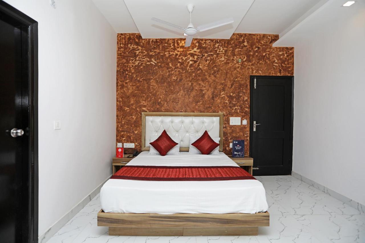 Oyo 12673 The Diplomat Inn Delhi  Eksteriør billede